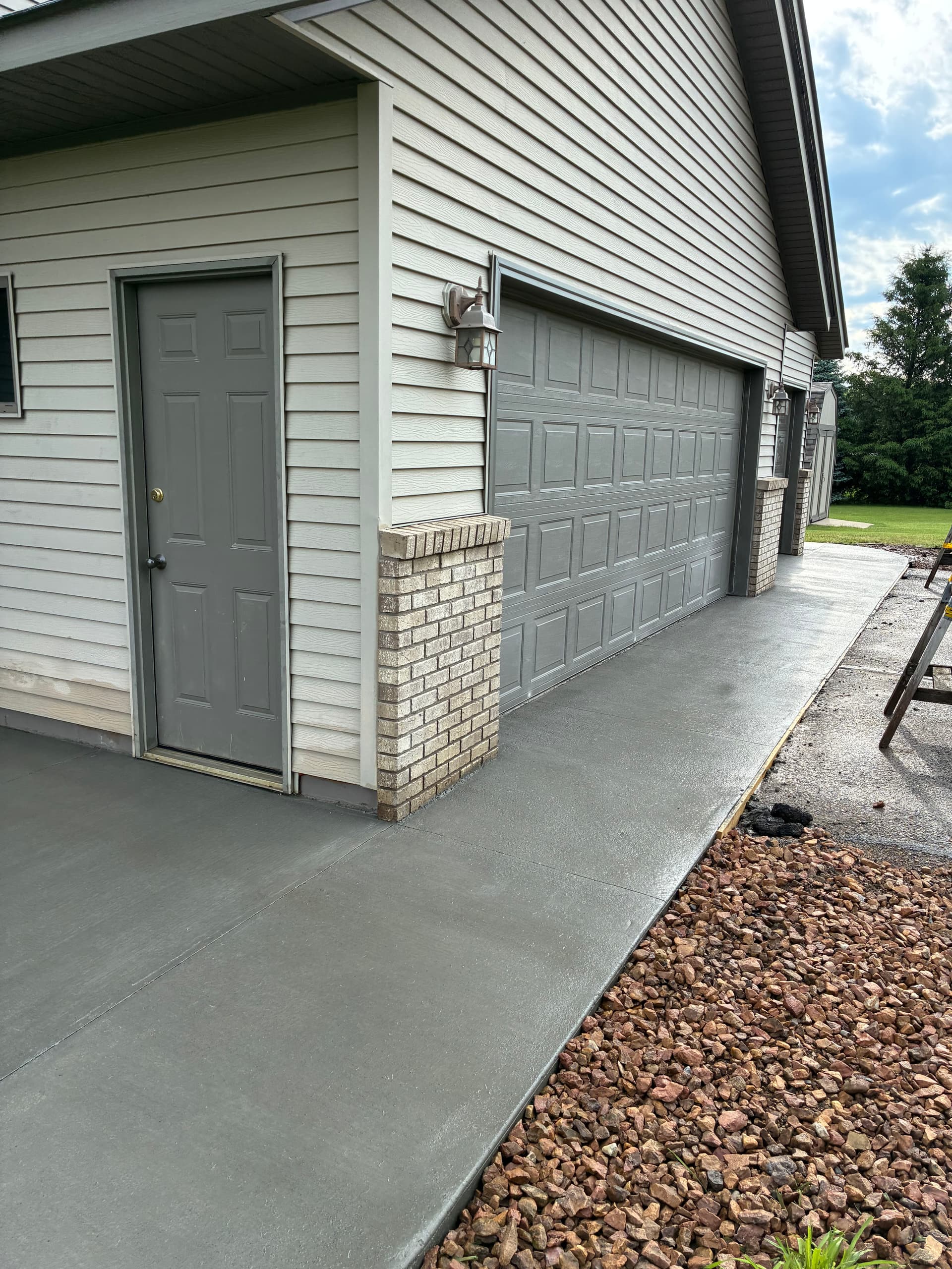 Gallery photos for Old Steps and Apron Ripped Out, Fresh Concrete Installed: Image #2