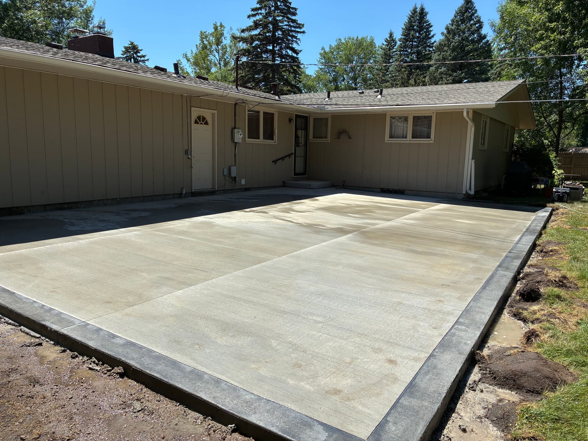 Gallery photos for Concrete Patio with a Colored Border That Actually Finishes the Space: Image #1