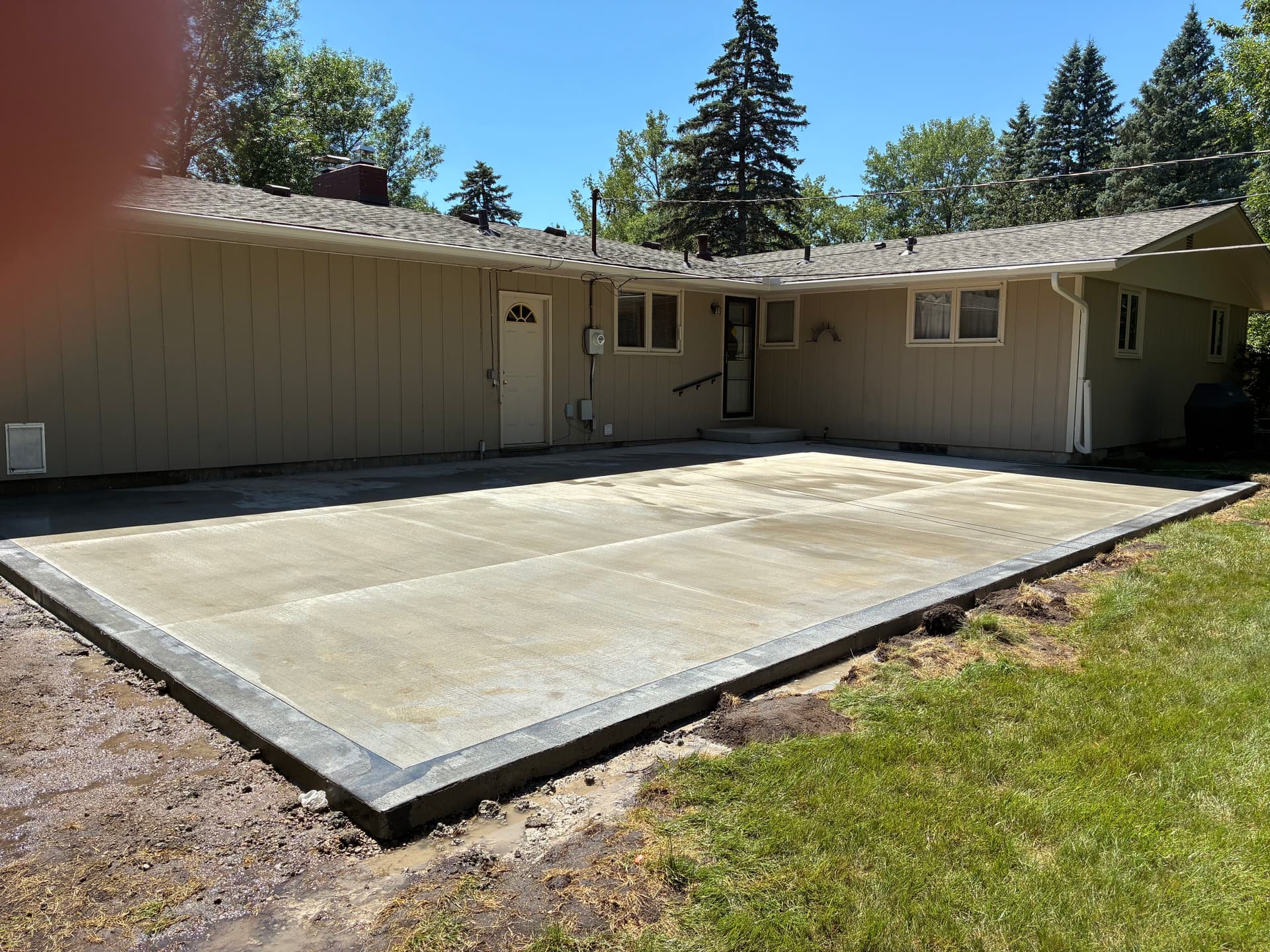 Gallery photos for Concrete Patio with a Colored Border That Actually Finishes the Space: Image #2